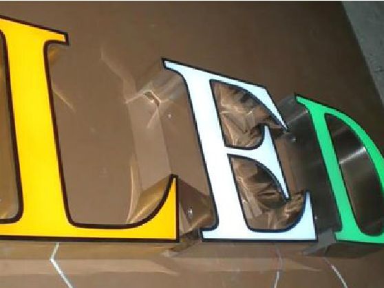 镇平介绍LED招牌的基础知识。